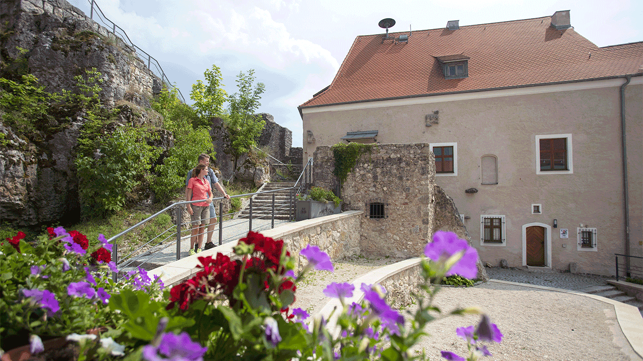 Lupburg Wanderer in der Burg, Foto: Stefan Gruber 2018