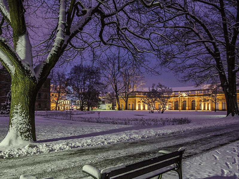 Orangerie am Abend mit verschneitem Schlossgarten, Foto: ETM Arne Seebeck