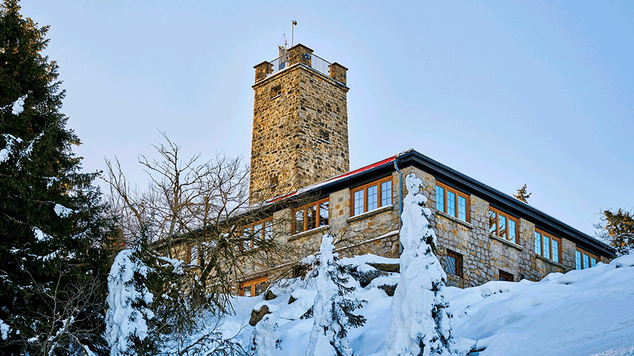 Perfekt für eine Pause: Gaststätte im Asenturm am Ochsenkopf! Foto: TZ Fichtelgebirge