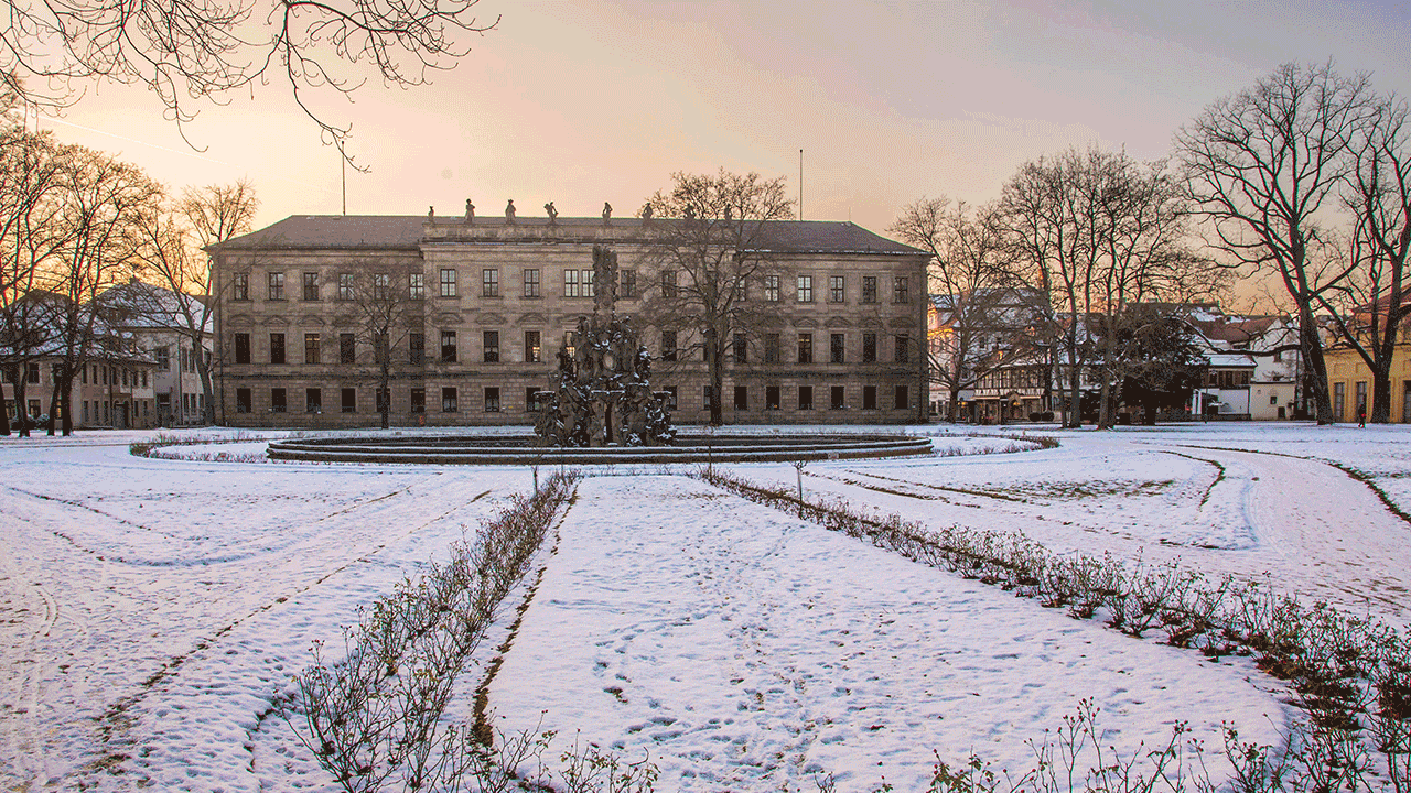 Schloss von Osten mit verschneiten Beeten, Foto: ETM Arne Seebeck